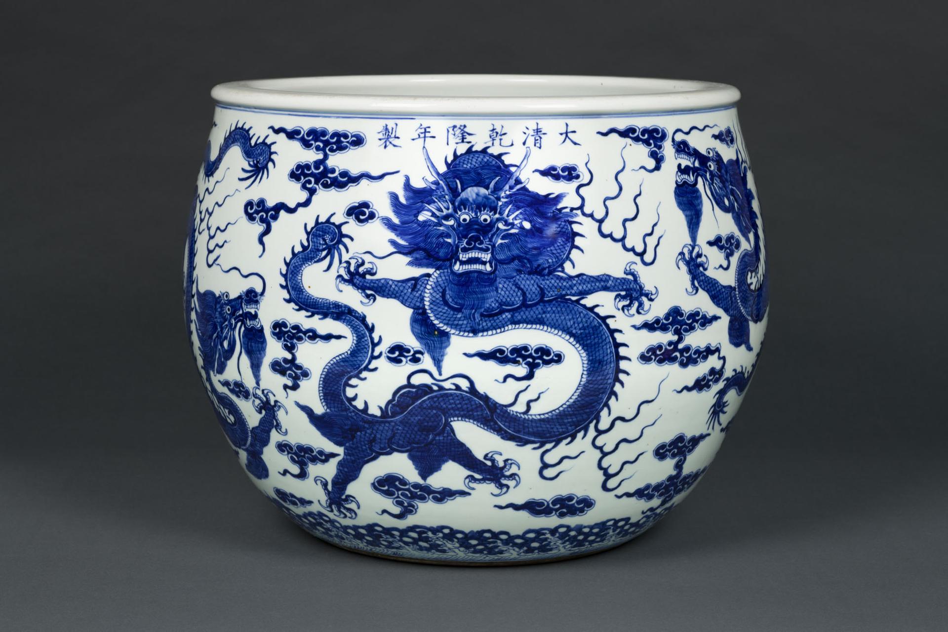 Blue-and-white jar featuring an elaborate dragon